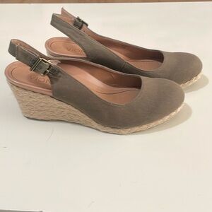Vionic Espadrille Wedges Olive Green Sz 8
